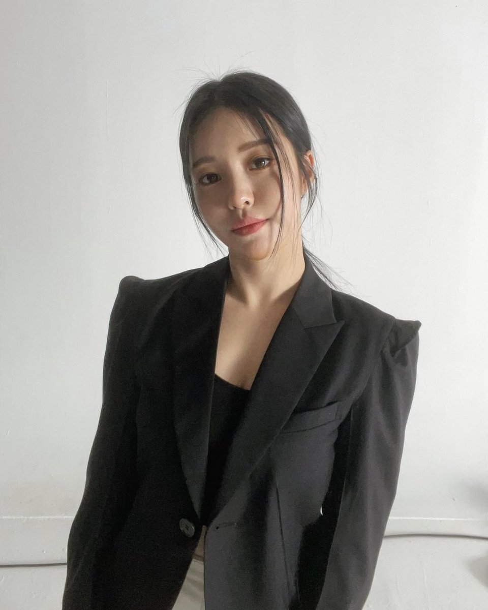 nyjsource's tweet photo. yujeong giving rich ceo woman who killed her husband and took over the company vibes https://t.co/UTnb3sOLJT