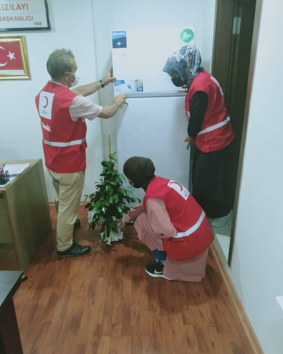 TurkBafra's tweet photo. TÜRK KIZILAYımızın kuruluşunun 153.yıl dönümü nedeniyle Bafra Belediye Başkanlığınca BAFRA KIZILAY ŞUBE sinde kullanılmak üzere bağışladıkları buzdolabını teslim alınmış olup teşkkürlerimizi sunar.Belediye Baş. @hamitkilicbafra ve yönetimine başarılarının daim olmasını dileriz. https://t.co/Q3tcNzVkti