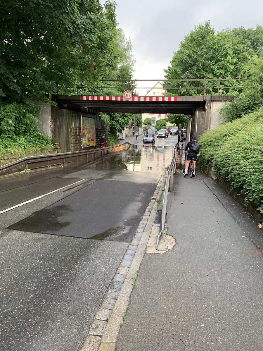 He1Ar's tweet photo. @nuernberg_de: Heute und nach jedem Schauer in der zerzabelshofstrasse. Dazu keine Radwege und schmaler Fußweg. Gibt es Pläne die Situation zu verbessern? https://t.co/aDg9Z2qPzq