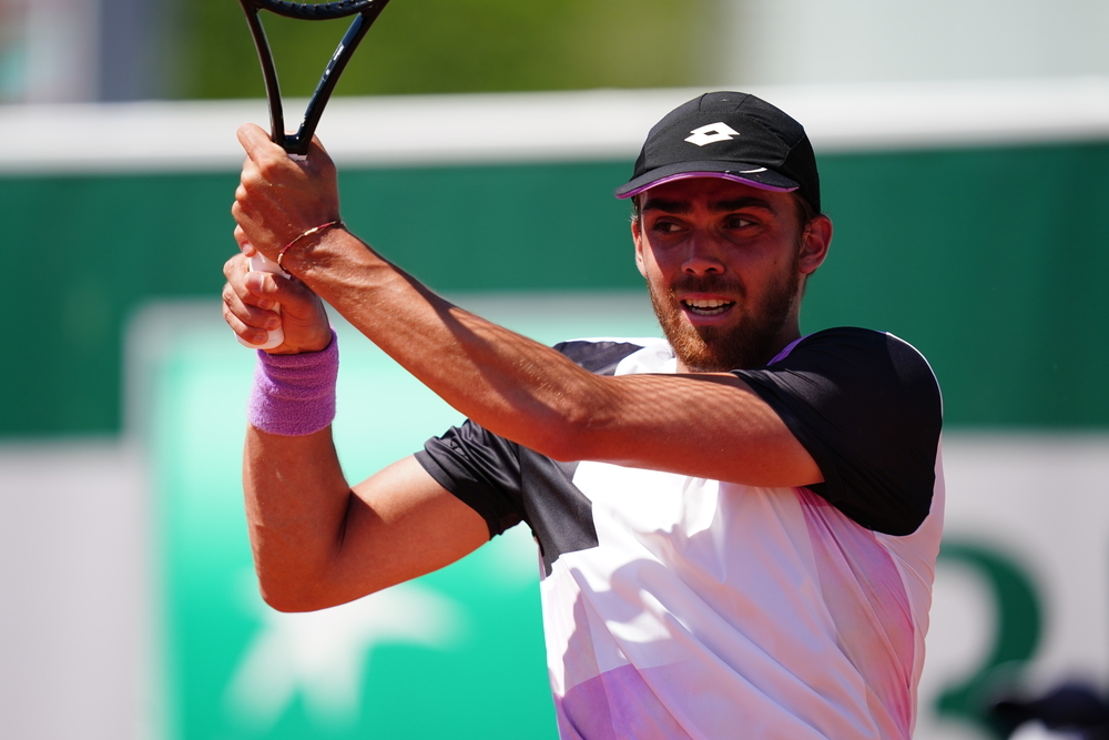 En battant le Slovaque Molcan 7/5 au 5e set, <a href="/AHoangTennis/">Antoine Hoang</a> accède au grand tableau de #Wimbledon. <a href="/BenjaminBonzi/">Benjamin Bonzi</a>, <a href="/arthurrinder/">Arthur Rinderknech</a> et <a href="/GregBarrere/">Gregoire Barrere</a> ont également gagné leur place. Quatre Français qualifiés !