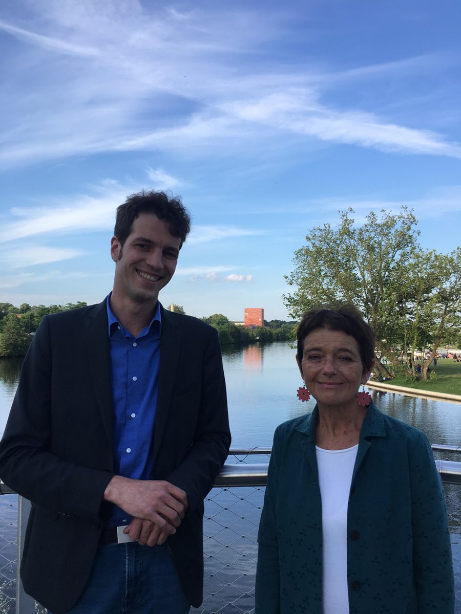 <a href="/VHaloua/">Vincent Haloua</a> <a href="/CDebroise/">Catherine Debroise</a> <a href="/ynadesan/">Yannick Nadesan</a> <a href="/camille_lpr/">Camille Leprieur</a> <a href="/esolidaires35/">EnergiesSolidaires2021</a> Et nos valeureux candidats posant devant la passerelle de Baud avec la caserne SCDIS (réalisée par le CD35 sous la présidence de @JeanLucChenut) en toile de fond. Un emblème pour le canton #Rennes2 !