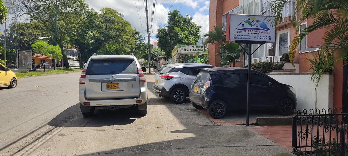 <a href="/AndresVergaraB/">Andrés Felipe Vergar</a> <a href="/dhidalgo65/">Dario Hidalgo Guerrero 🇨🇴</a> <a href="/miBLOGota/">German Sarmiento</a> @SecMovilidad @ahernandezll <a href="/rodriguez_val/">Alvaro Rodriguez Valencia 🇨🇴</a> <a href="/AndenParaPeaton/">AndenesParaPeatones</a> <a href="/nico_estupinan/">Nicolás Estupiñán 🇨🇴</a> <a href="/DanielSamperO/">Daniel Samper Ospina</a> <a href="/sebasarias2001/">Sebastián Arias</a> Justo ahora me encontré con gente de la misma especie. Abundan!