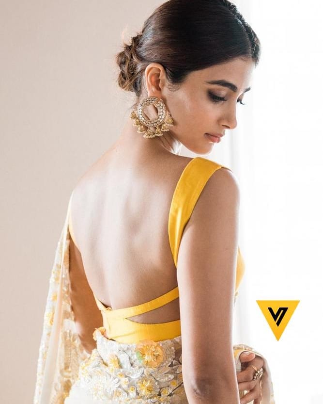 bigbosstimess's tweet photo. Pooja Hegde - Oh! So elegant in Nooraniyat by Manish Malhotra at a wedding ceremony. #PoojaHegde #manishmalhotra #shaaditime #wedsingseason https://t.co/KyUFauLpF1