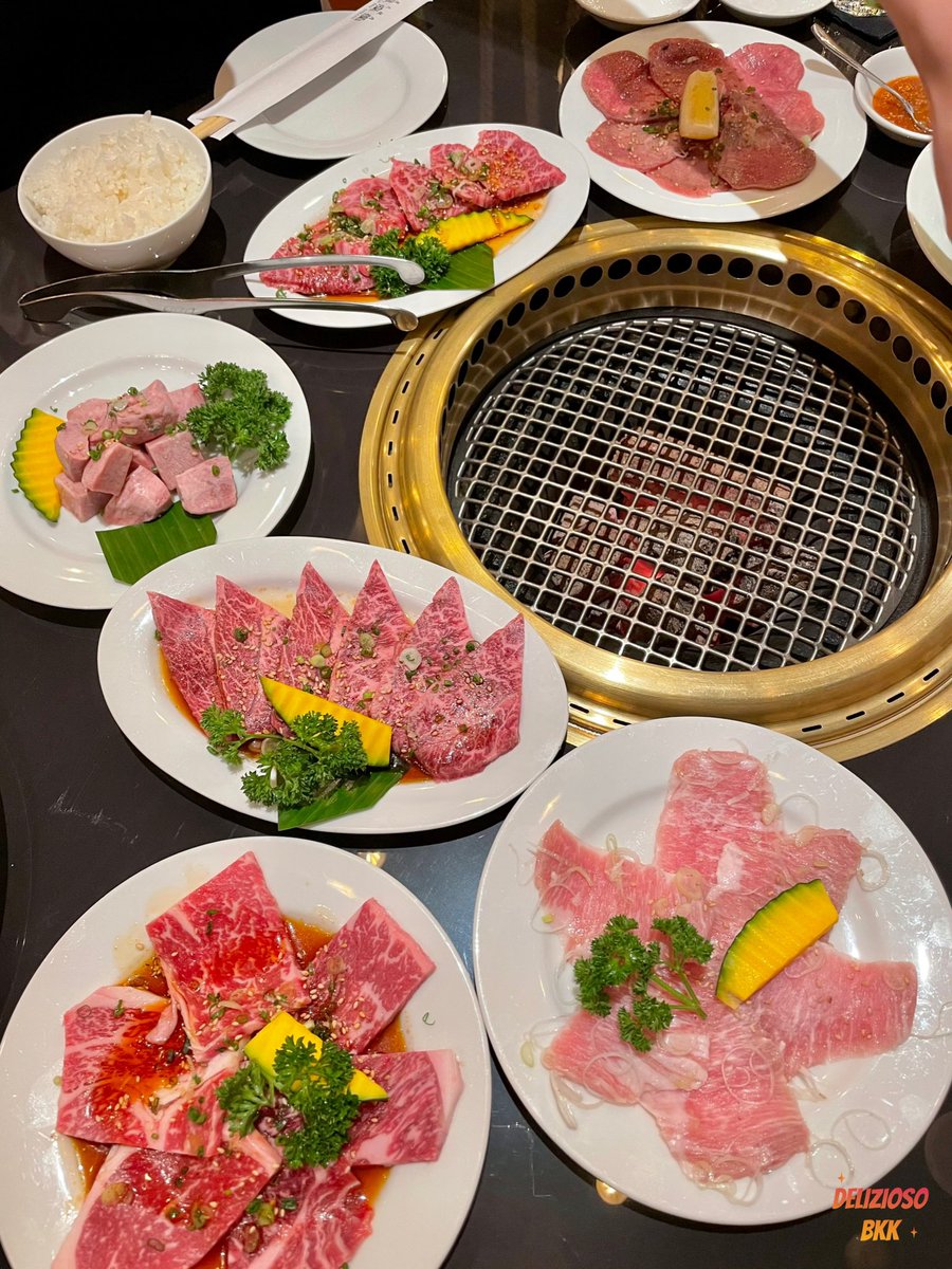 Deliziosobkk's tweet photo. 🥩𝐆𝐫𝐚𝐧𝐝 𝐆𝐢𝐳𝐚𝐝𝗼 เราเป็นคนไม่ค่อยกินเนื้อนานๆกินทีแต่ ร้านนี้ได้ลองแล้วรัก เลยอร่อย เนื้อคุณภาพ👍🏻ที่ร้านเป็นเมนู A la carte ไม่มีบุฟเฟ่ ราคามี���ั้งแต่ 300-600 แล้วแต่ประเภทจานนึงได้เนื้อ 5-6ชิ้น  ที่ไม่ควรพลาดคือเนื้อ A5 A1 เนื้อนุ่มละลายในปาก #อร่อยไปเเดก @aroii https://t.co/ccKdpMIkA0