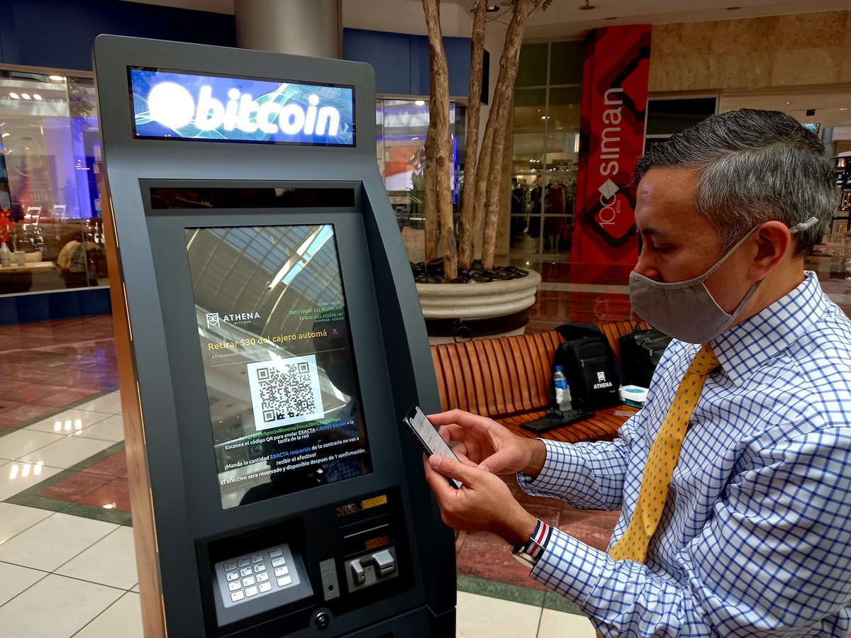 Actualidad | Eric Gravengaard, CEO de Athena Bitcoin, utiliza un cajero  electrónico para transacciones con esta criptodivisa. El cajero está  ubicado en el centro comercial La Gran Vía, en Antiguo Cuscatlán. Foto: