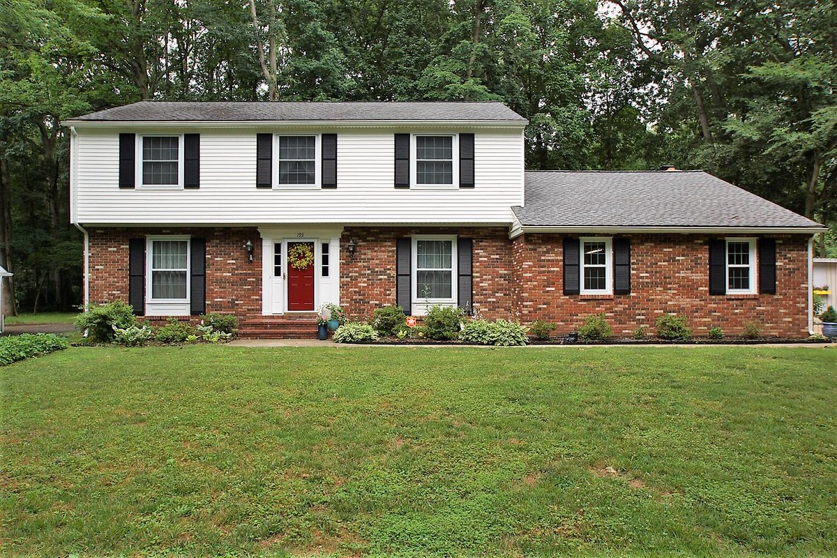 193 Carnoustie Rd., Dover, DE 19904
 Enter the home and you will notice the gleaming hardwood flooring, warm neutral colors. The backyard is an oasis perfect for relaxing in the evenings or entertaining. 
themovingexperiencede.com/idx/mls-dekt20…

#ManicuredLawn #BackyardOasis