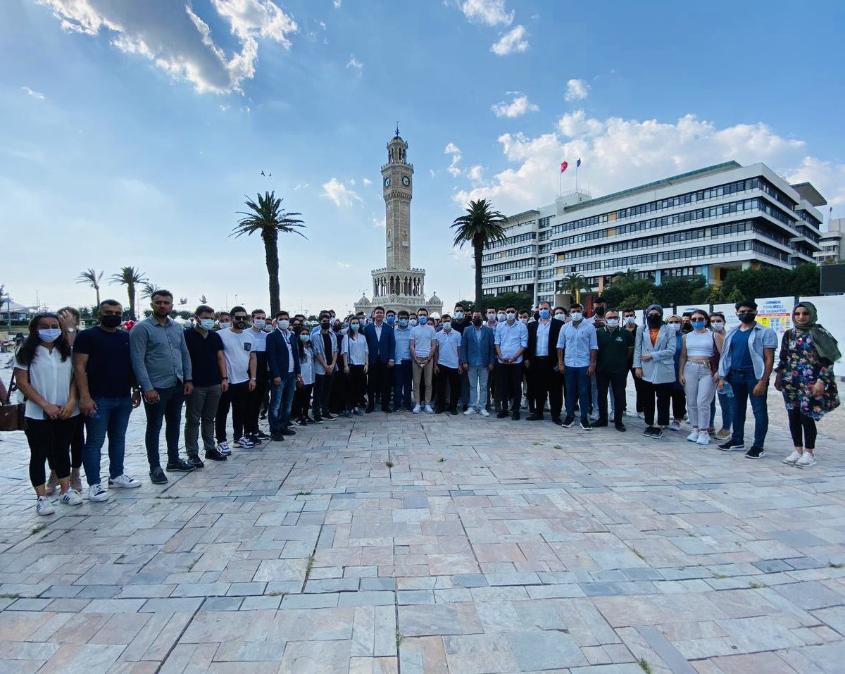 CHP’li İzmir BB Başkanı <a href="/tuncsoyer/">Tunç Soyer</a>, ikamet ettiği şatodan gençlerin çığlığını duyamayınca, biz bugün İzmirli tüm gençler adına Saat Kulesi'nin önünde tepkimizi haykırdık. 

Bir bardak su için de bir damla su için de fırtınalar koparmaya devam edeceğiz!