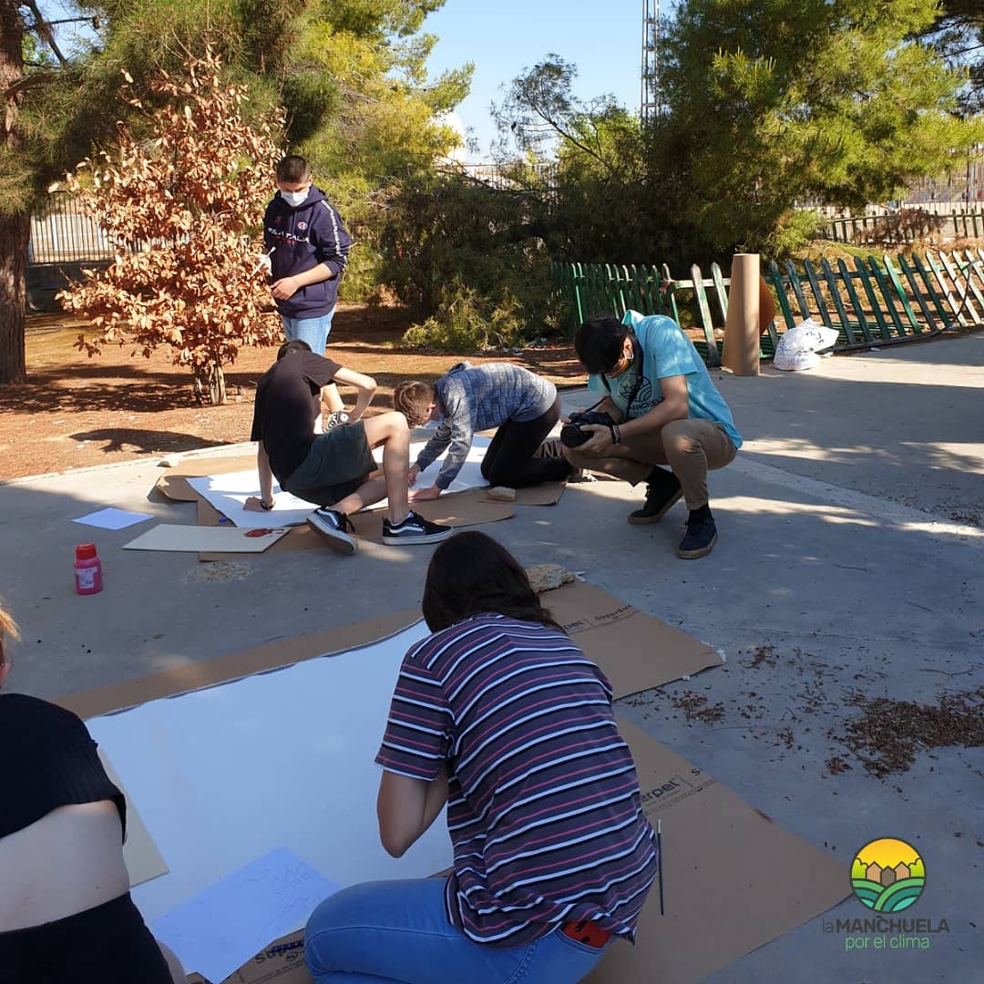 LMxClima's tweet photo. ¿Has alguna vez pintado con tus dedos después de tu infancia? 🧐

Algun@s de l@s alumn@s del @iesiniesta nos dijeron que si 😎

Y se pasaron muy bien la mañana  pintando y hablando 🌳🍃  #LMxC #ClimArte https://t.co/GtPWF74hgt