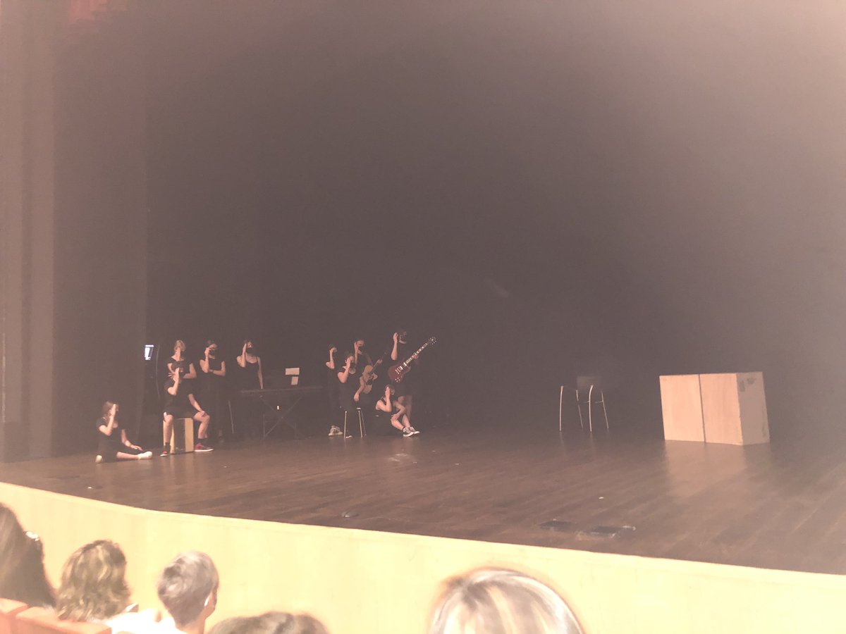RuthRuthpindado's tweet photo. Q placer es disfrutar del #teatro @EntrecajasP #pilarrodriguez @LIENZONORTE #Ávila #premiosbuero #SeAcabaelMundo https://t.co/ogXG0ts2oH