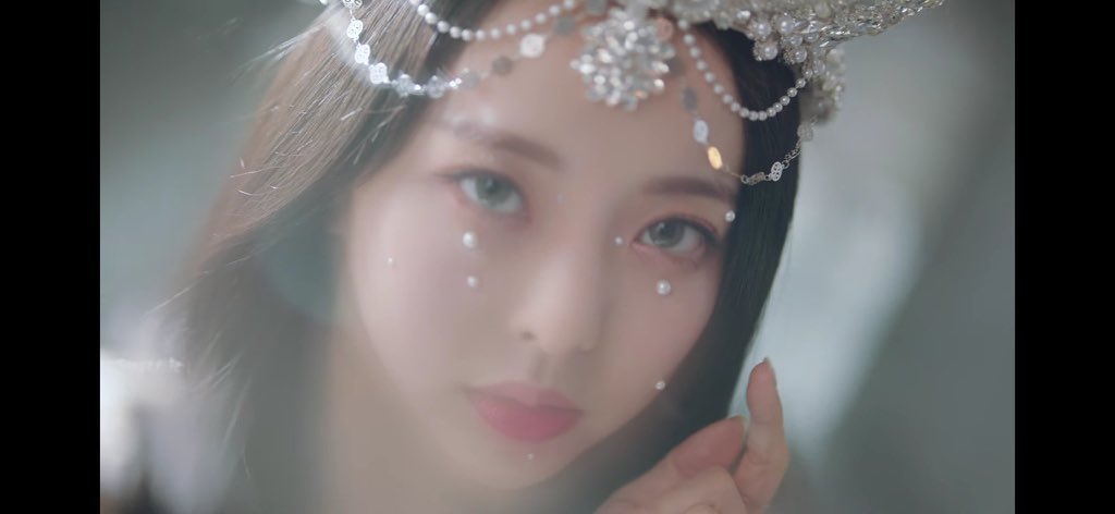 haseul thinker tweet media