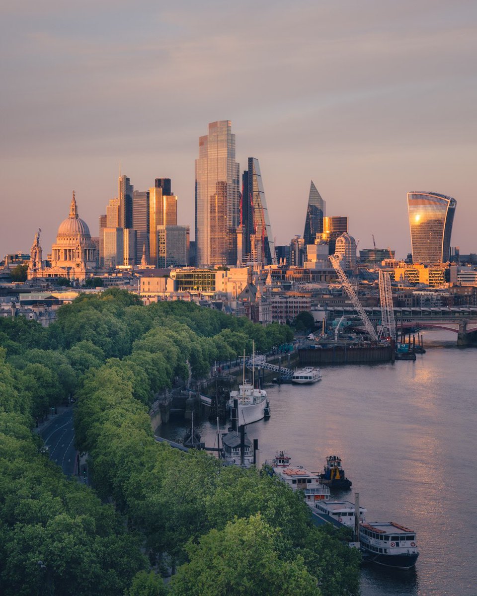 TheSavoyLondon's tweet image. This beautiful shot of the sun setting over the city was taken from our rooftop by the talented Steven Maddison.
 
Located on the bend of the River Thames, we are so fortunate to have stunning views west towards Westminster, and east straight into The City.
 
#londonsunset