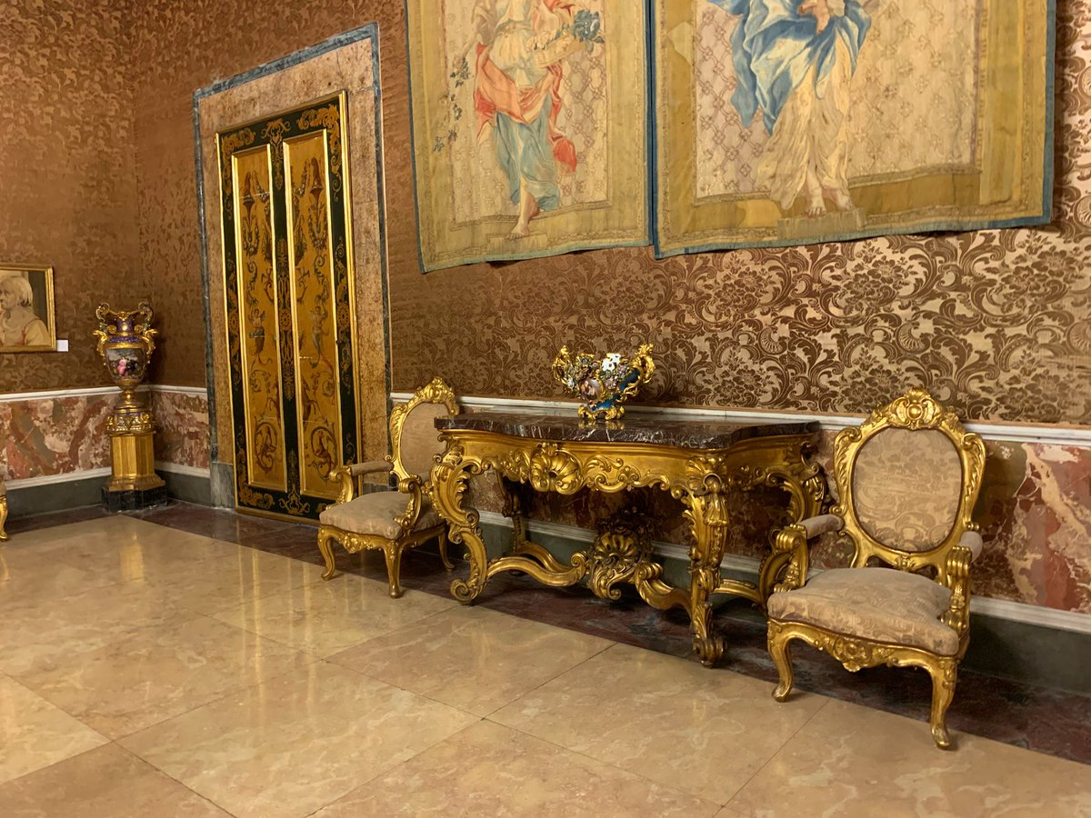MaxencePigree's tweet photo. [#AroundEurope🇪🇺] Palais Royal de Naples 🇮🇹 dont la construction a commencé au XVIIème siècle et qui sera notamment décoré par Joachim Murat et Caroline Bonaparte, souverains de Naples de 1808 à 1815 grâce aux Guerres d’invasion de Napoléon Ier. #Italie #Histoire https://t.co/QhZMjTu6Aq
