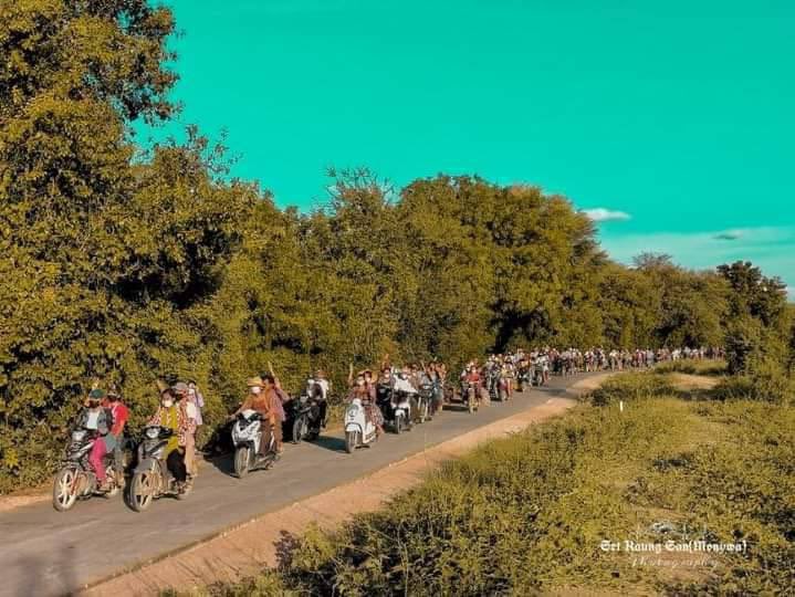 skktz's tweet photo. Residents from a village near Monywa_Amyint Road marched with motorbikes to overthrow the military dictatorship this evening.  #June24Coup #WhatsHappeninglnMyanmar #AuspiceRefugees  https://t.co/m3K4tS0uCs