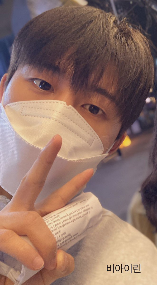 OP shared the moment when she met Hanbin and Hanbin told her he was going to English lesson~

Look at the paper he's holding, those are full of English words🥰🥺🥺 <a href="/shxx131bi131/">김한빈</a>