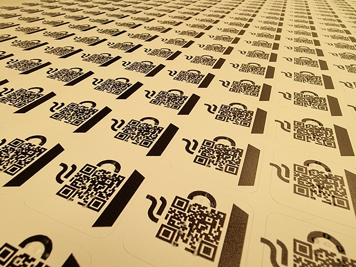 puntodis_'s tweet photo. ✅👌 Disponemos de maquinaria y diseño necesario para dotar a los proyectos de #AccesibilidadUniversal🙌. #Puntodis🔴 ha desarrollado etiquetas accesibles para los asientos de los trenes de @Renfe con códigos QR y braille transparente para su percepción háptica.

#Accesibilidad https://t.co/U3BpM5g1Vn