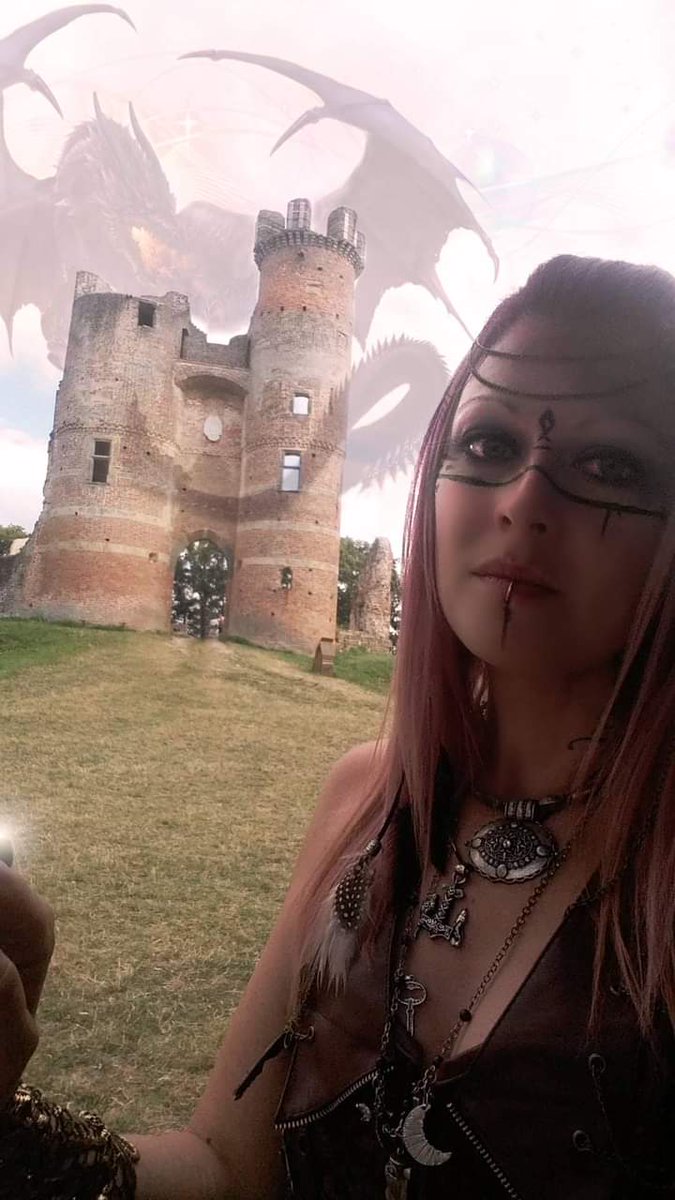 Artist_Maia's tweet photo. En 2018 et 2019 j ai réalisé les Affiches de la #fête #Médiévale du #Château de #Bressieux avec mon beau #Dragon
J ai eu le bonheur d apercevoir le Château dans le #trailer du #filmkaamelott premier volet Merci @AAstierOff d avoir tourné dans ce lieu qui nous tient tant à Cœur https://t.co/zeShyIHH4W