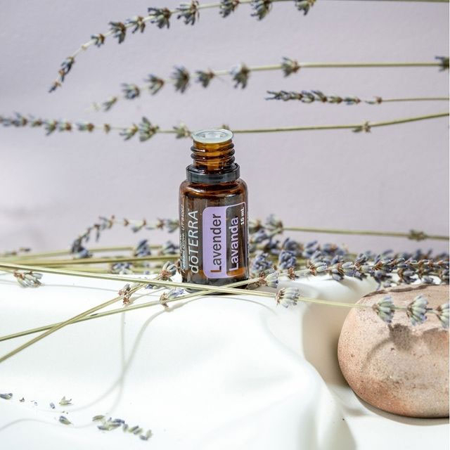 - Adicione algumas gotas em travesseiros, roupa de cama, ou na planta dos pés para uma noite de sono restauradora.
- Adicione à água do banho ou aplique nas têmporas e na nuca para aliviar o estresse.
- Refresque seu armário, colchão, carro ou ar condicionado.