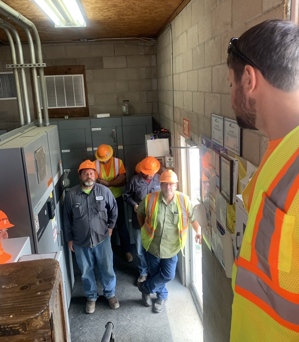 DeltaCompanies's tweet photo. Brad Marotti, Leader of the Delta Safety Steering Team, meets with the crew at our HMA Plant in Searcy, Arkansas to focus everyone’s attention on “safe operating procedures” during #ColasSafetyWeek.
#SafetyAttitude #SafetyCulture #ColasGoalZero #LivingGoalZero @VisitSearcy https://t.co/QYW9aq7EUJ