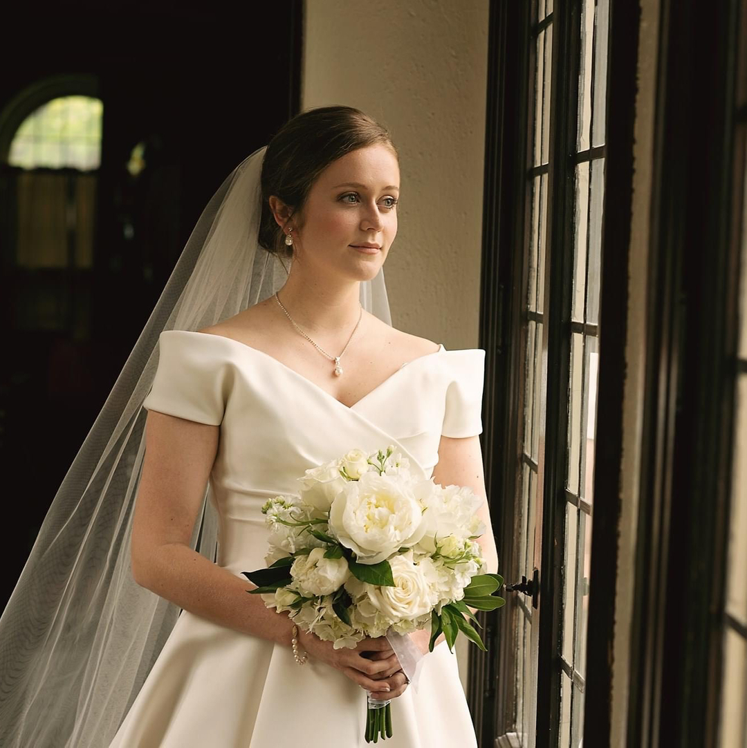 brideface's tweet image. Simply classic. 

💄 Julie
💇🏼‍♀️ @jessscissors_ 

#cincinnatibride #cincinnatiweddings #cincinnatiweddingmakeup #cincinnatimakeupartist #weddingmakeup #weddingdayinspiration #weddingmakeupideas #bridestyle #weddinghairstyles #cincinnatiweddinghair #weddinghairinspo