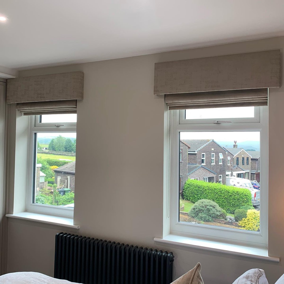 VCsoftfurnish's tweet photo. Styling a window can transform a room into something really special.  

Handmade pelmets with blinds positioned inside the window recess to create a tailored and complete look

#romanblinds #blinds #masterbedroom #bedroominspo #interiordesign https://t.co/Q107hrIfIU
