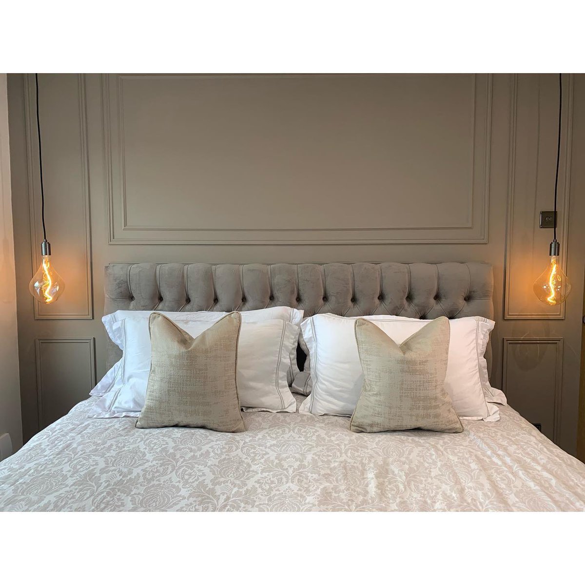 Styling a window can transform a room into something really special.  

Handmade pelmets with blinds positioned inside the window recess to create a tailored and complete look

#romanblinds #blinds #masterbedroom #bedroominspo #interiordesign