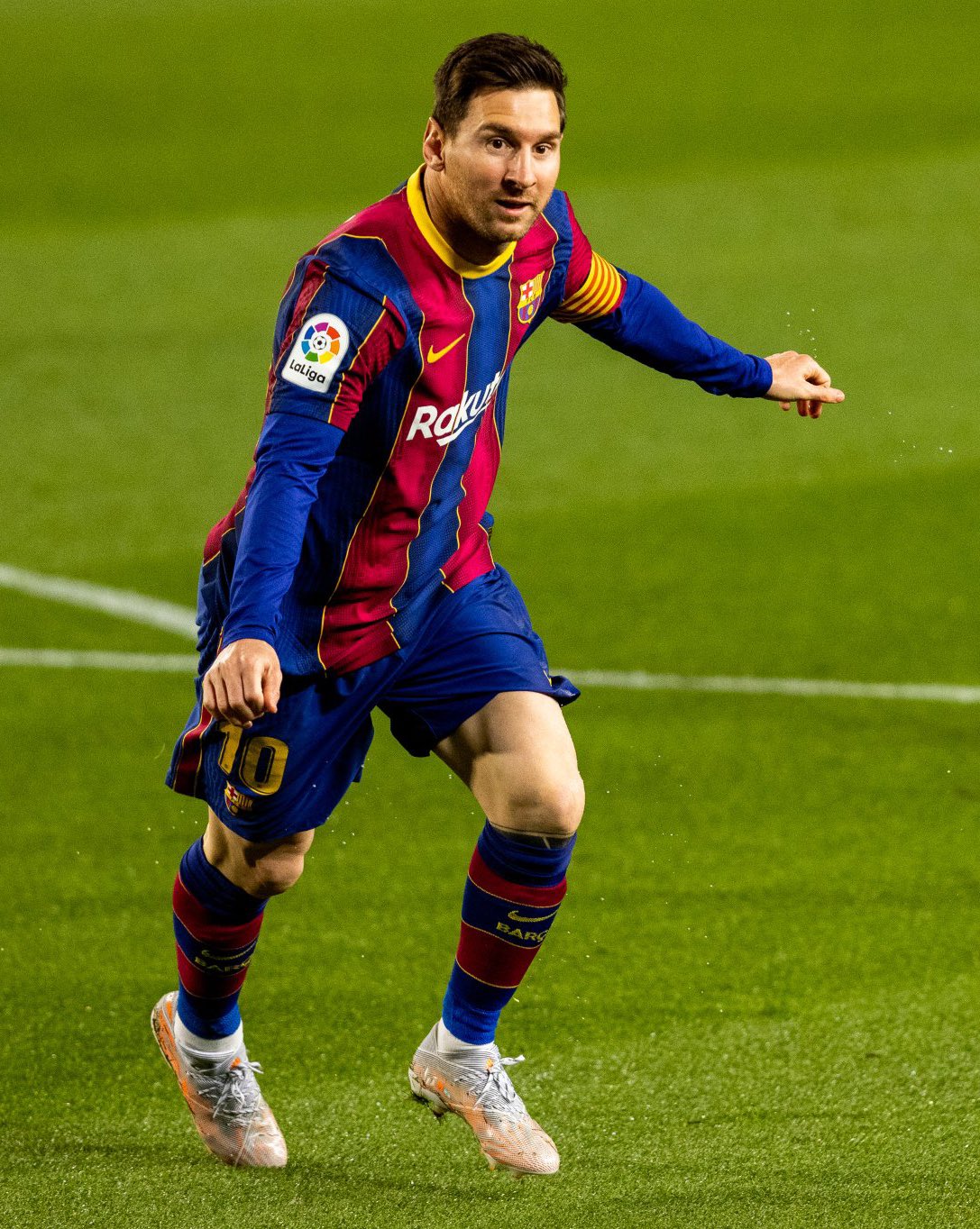 ドミー Happy Birthday Messi 34歳になった今でもバルサやアルゼンチン代表の象徴としてスーパープレーを見せてくれるメッシ メッシとロナウドの様な不世出の選手が同時期に出現するなんて今後二度とないだろうな この2人のプレーをリアルタイムで観ること