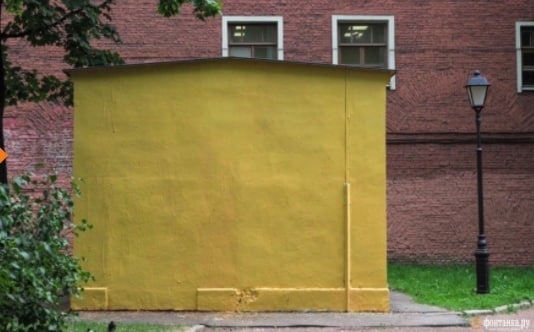 Russians_Life's tweet image. В Питере закрасили граффити о врачах-супергероях. Теперь вместо врача жёлтое унылое говно на стене...