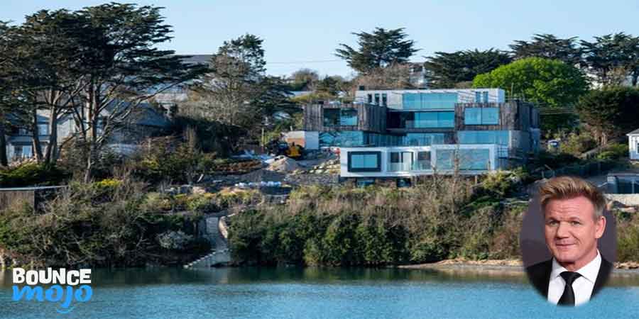 The mansion is still under construction and was bought for £4.4M. https://t.co/weoE9wLBPG https://t.co/Q0fsKXc47V