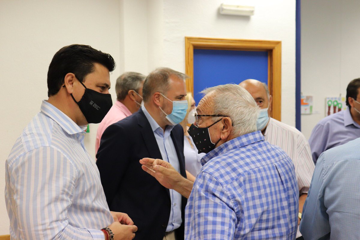 PPRMurcia's tweet photo. 💪🏻Hasta el último rincón de la Región para acercar el 🅿️🅿️ a los simpatizantes y conocer a pie de calle las necesidades de los vecinos 

📸@jmluengogallego ha mantenido un encuentro de trabajo con comerciantes y vecinos de los barrios murcianos  de Vistabella, La Fama y La Paz https://t.co/fJfweqiMBK