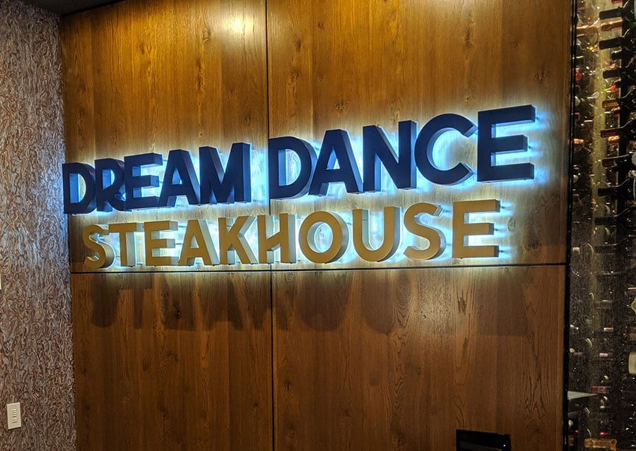 SignEffectz's tweet image. Outdoor lights accentuate a building’s appearance, drawing customers in. Inside, you can build drama, highlight products, establish a mood, and more. It’s all possible with custom lighting solutions by AFX. Get a free consultation today! #SignEffectz #CustomLightingSolutions