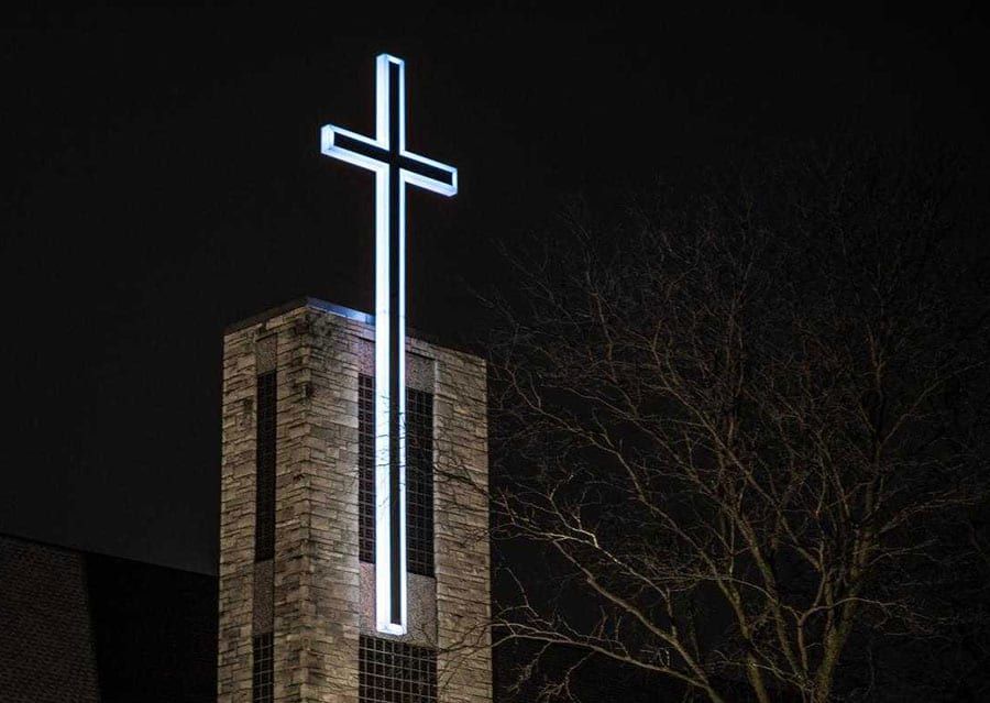 SignEffectz's tweet image. Outdoor lights accentuate a building’s appearance, drawing customers in. Inside, you can build drama, highlight products, establish a mood, and more. It’s all possible with custom lighting solutions by AFX. Get a free consultation today! #SignEffectz #CustomLightingSolutions