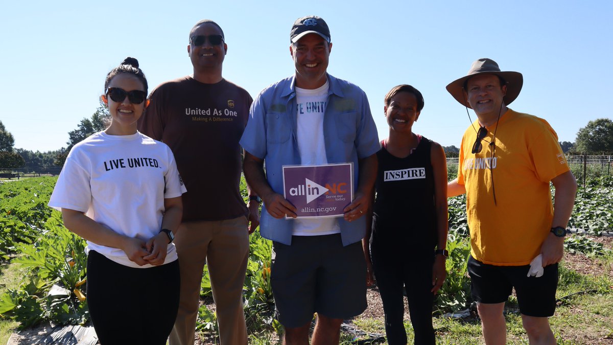 FoodShuttle's tweet image. Shout out to our friends at @UWTriangle for volunteering at the @FoodShuttle Farm recently for the United Way Day of Action. Lots of squash was harvested and there was some serious camaraderie going on! #UWTriangle #FoodShuttleFarm #SquashHunger #AllinNC