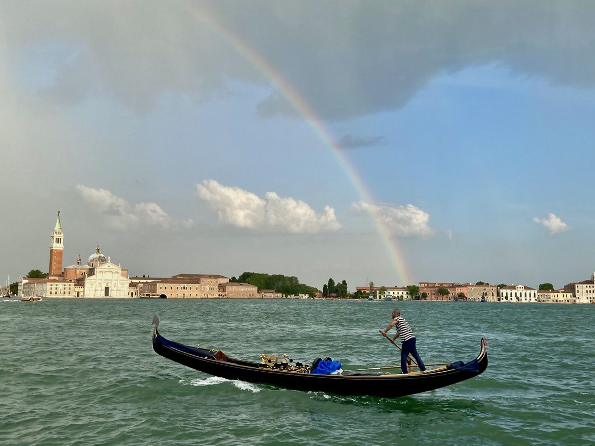 Venice rainbow 🌈 #laguna #rainbow #arcobaleno #venezia #Rainbowflag #BandieraArcobaleno @jolocktov @DreamOfVenice @NoiVenezia