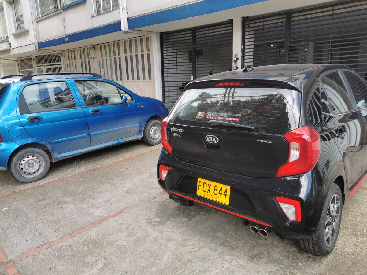 Hay que ser muy egoístas para parquear justo así, bloqueando el paso de peatones. Nótese que ha podido parquear el pobre carrito unos cm más atrás, y habría dejado paso a quienes caminan. Eso de creer que compraron el carro, la calle y el andén...#peatonalicemoslosandenes