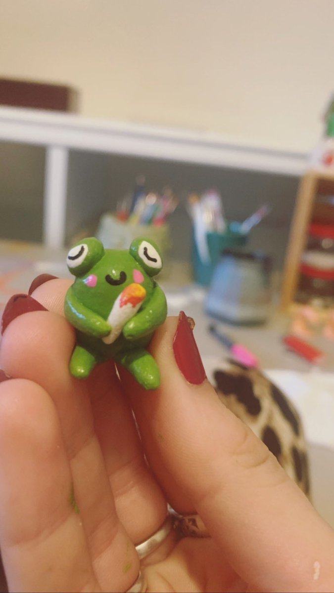 Laceemsmith's tweet photo. I’ve finally painted the 🍃🐸 https://t.co/E3kG568mJC