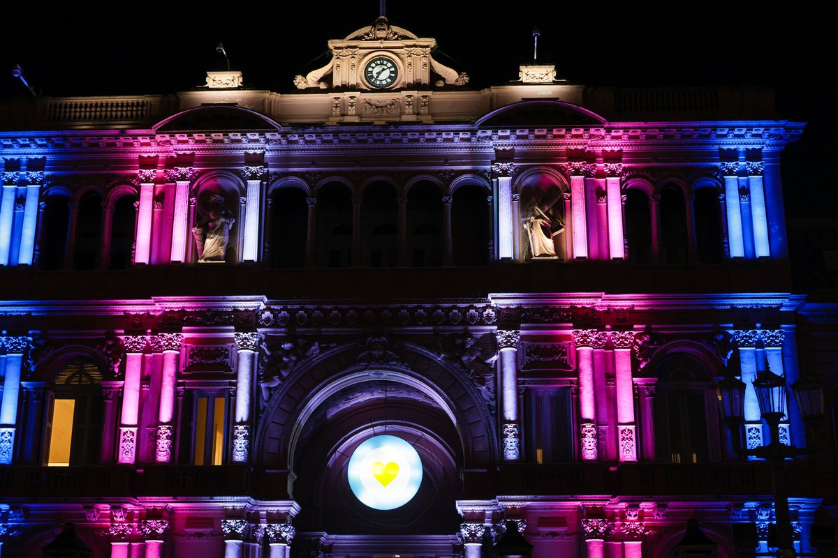 Lucha colectiva y voluntad política. Se ilumina la <a href="/CasaRosada/">Casa Rosada</a> porque es ley el #CupoLaboralTravestiTrans. 🏳️‍⚧️