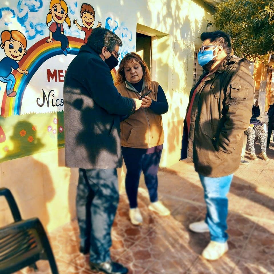 juampycarmona's tweet photo. 👨‍🌾MERENDERO NICOLAS CORDOBA👩‍🌾

👩‍🎨Visitamos el merendero de Nicolás Córdoba, donde junto a la @juventudmunicipallr colaboramos con insumos para su funcionamiento y un mural para que identifiquen la casa social.👨‍🎨

Es con #InésIntendenta🌸 https://t.co/zlrSiIIrqB