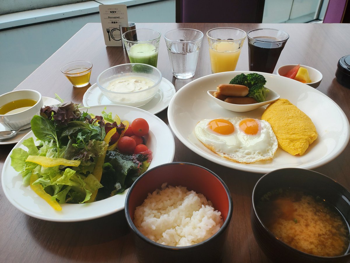 boliviacuba's tweet image. 東京の朝はモーニングから始まる。
最近は朝食会場行ってスタッフさんに『昨日と同じものを』で話が通じる。
絶対に陰で"モーニングおじさん"と呼ばれているに違いない。