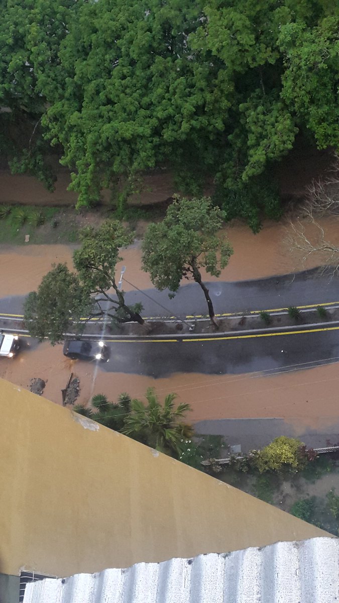 mafer_hernm2602's tweet photo. #24Junio Parroquia #Caricuao fuertes lluvias y todas las calles inundadas. #ud5
@Caricuaoactivo @ReporteYa https://t.co/juuYdnsA3E