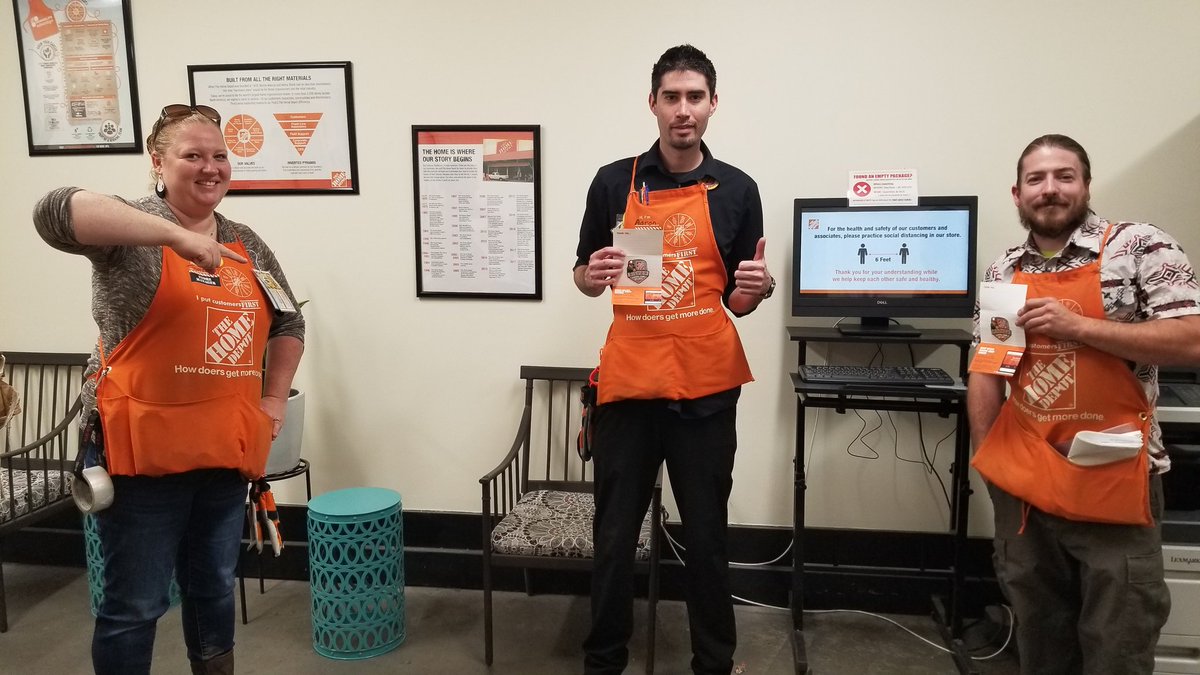 SM Tammy congratulating NOASM Aaron and Specialty DS Crow Dog on reaching their Homer Award milestones! #dynamicD18