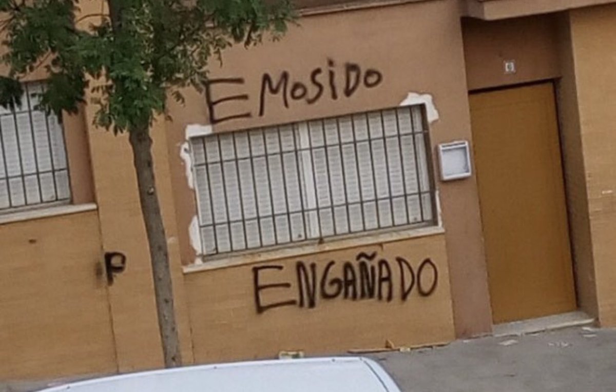 eleronie's tweet photo. Cuando me meto en Zara y la rebaja es de literal 3€ o incluso no hay rebaja 🤡 https://t.co/3uwkdNQ6wr