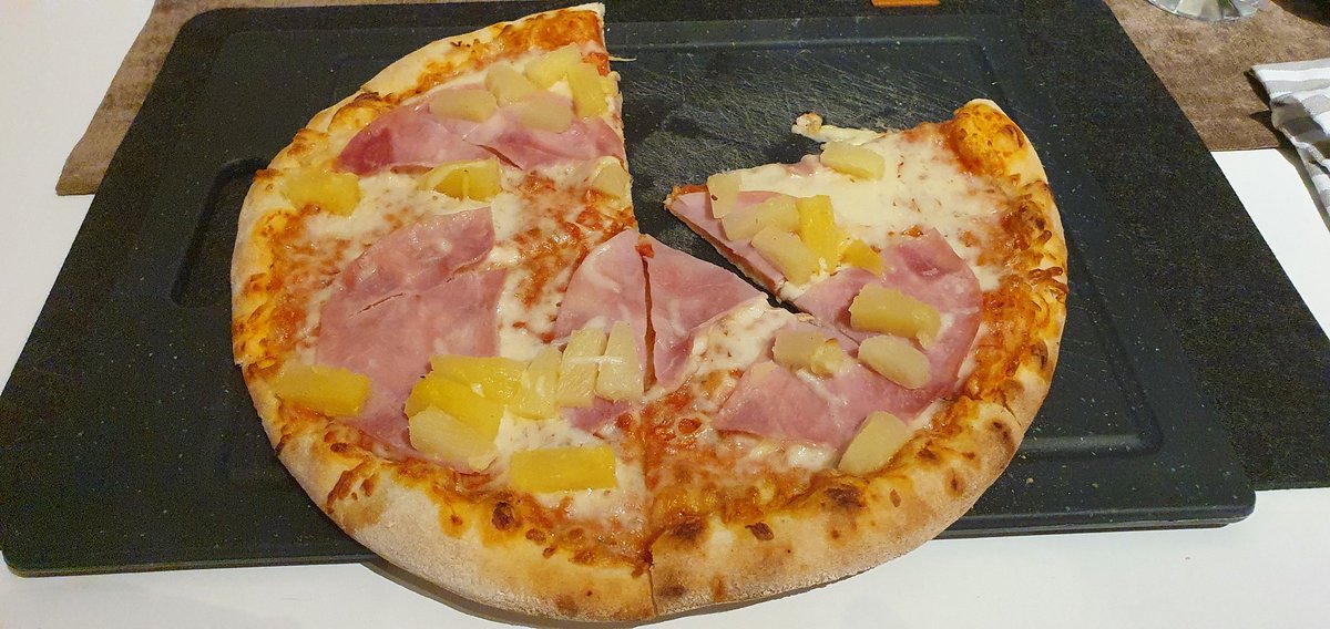 Wenn die Dame des Hauses Spätschicht hat darf auch mal leckere TK-Pizza her. Heute in @GoldfoxFabi seiner Lieblingssorte 😏😁