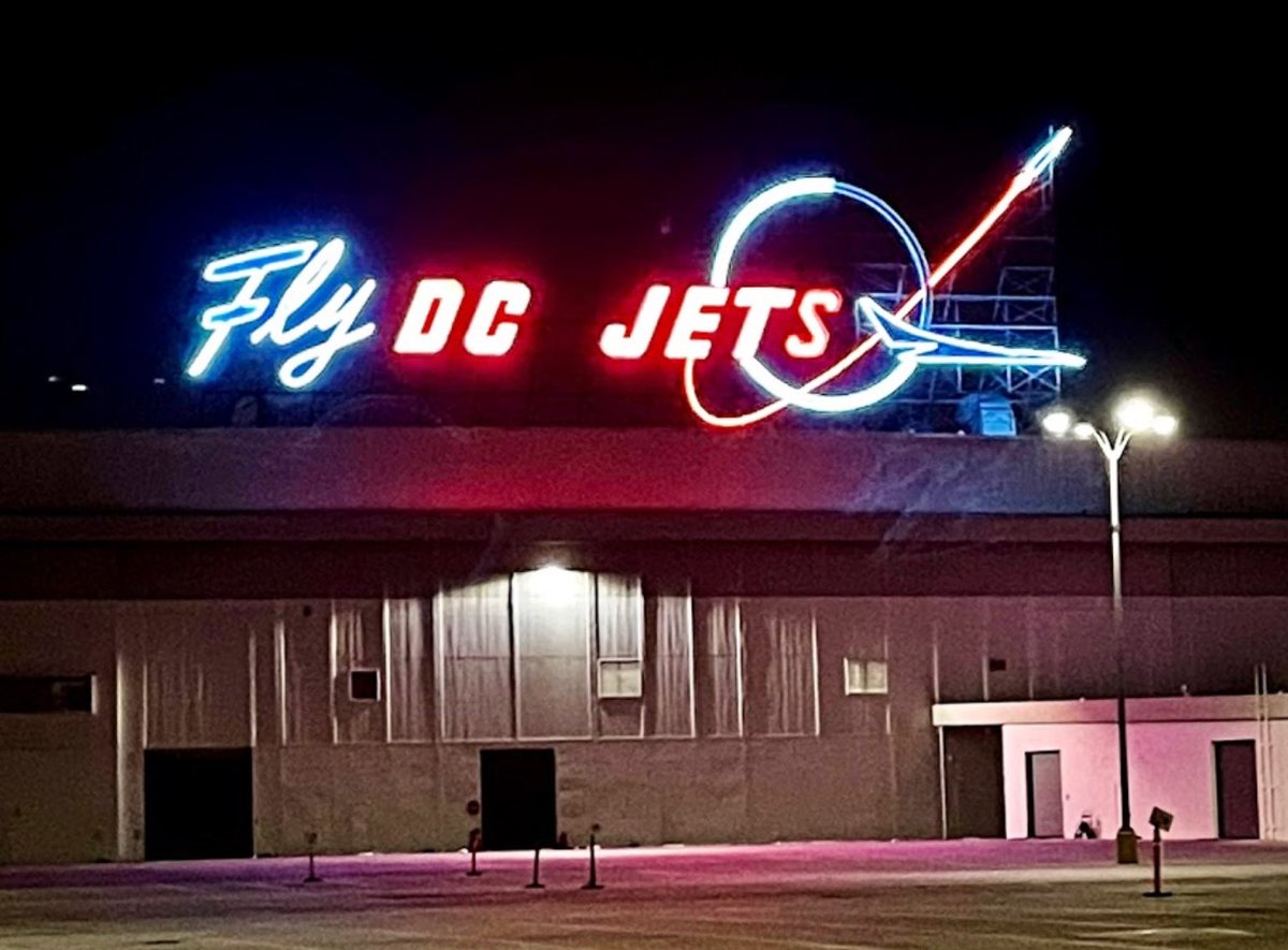 Fly DC Jets Neon Sign tweet media