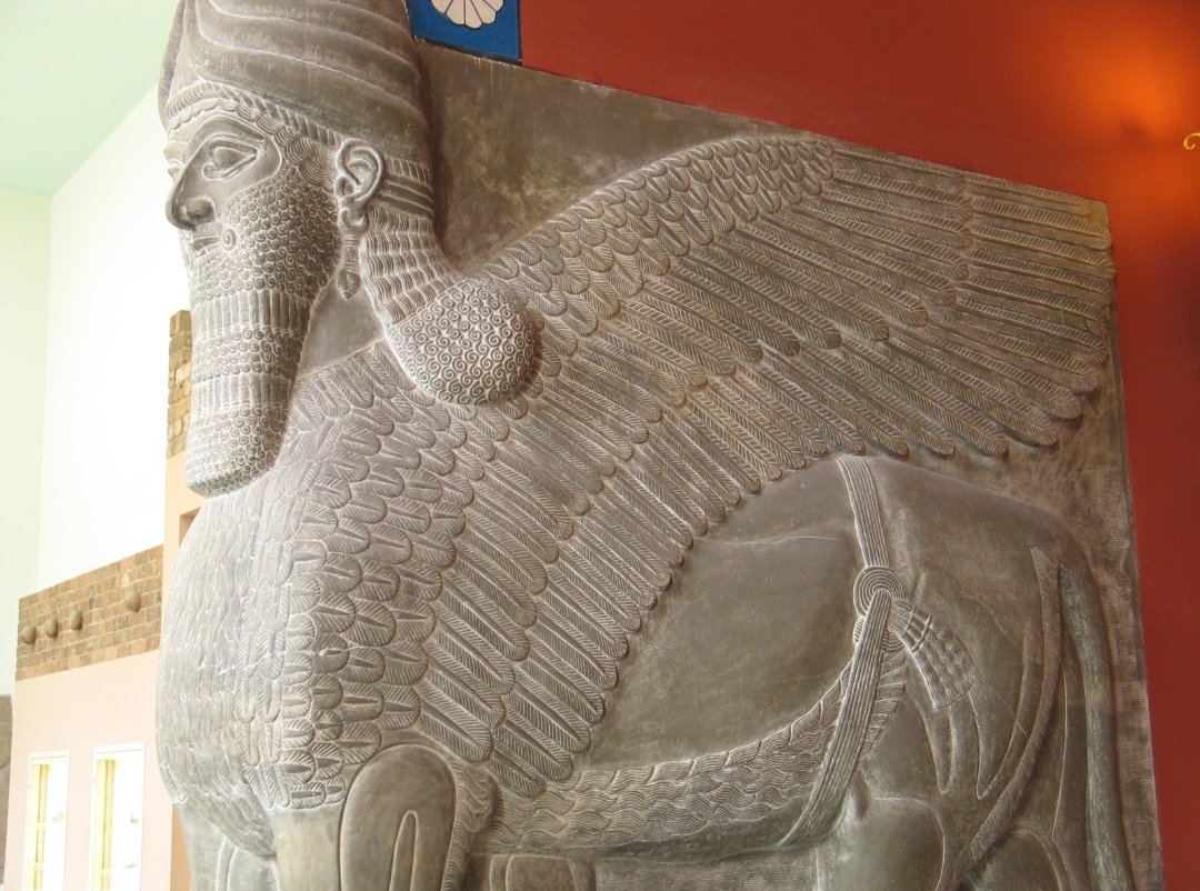 Geschichtskanal's tweet photo. Der Lamassu ist ein assyrischer Schutzdämon. Im Neuassyrischen Reich häufig als "Torwächter" an Eingängen von Königspalästen aufgestellt. Der hier ist aus Kalchu, heute im Pergamonmuseum in Berlin ausgestellt. #Assyrer #Assyrien
(Quelle: https://t.co/WNaSl25puz ) https://t.co/k0gLFyqr2C