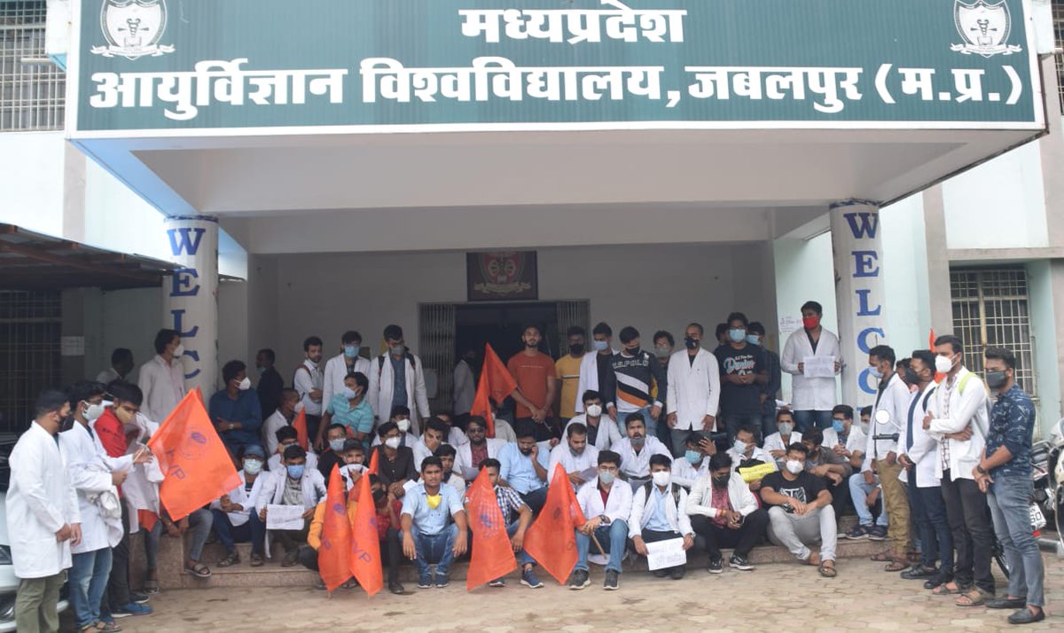MeDeVisionOrg's tweet photo. मध्यप्रदेश आयुर्विज्ञान विश्वविद्यालय,जबलपुर में लंबे समय से चल रही अनियमितताओं, भ्रष्टाचार एवं प्रदेशभर के चिकित्सा विद्यार्थियों की समस्याओं को लेकर आज एबीवीपी मैडिविजन द्वारा विश्वविद्यालय केंद्र पर प्रदर्शन कर 15 सूत्री मांगों को लेकर कुलपति महोदय को ज्ञापन सौंपा गया!
#MPMSU https://t.co/ScgW8l2I4d
