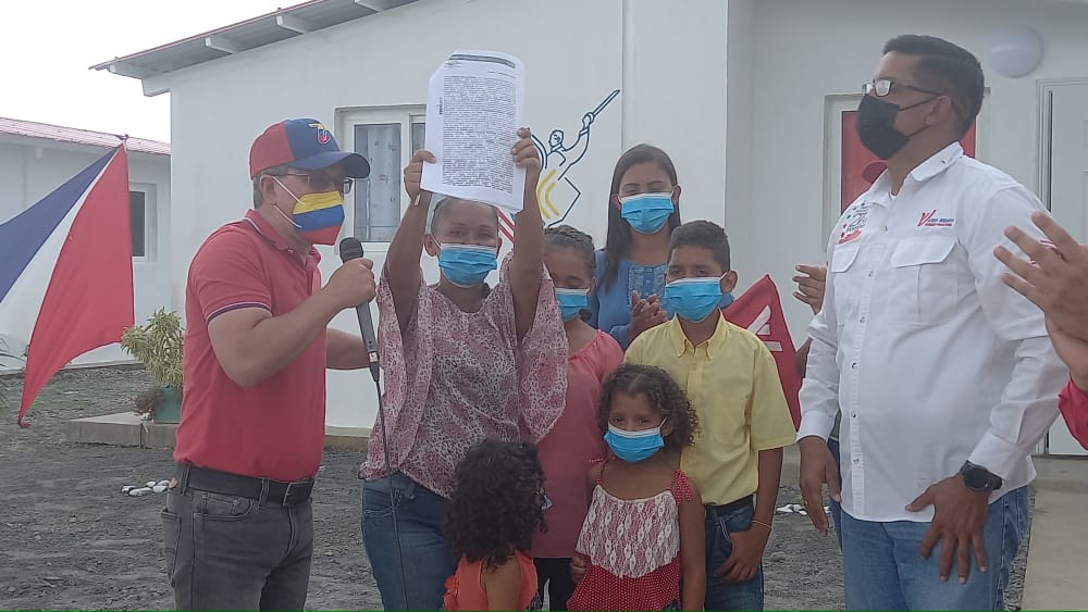 #AHORA || Beneficiaria: Mi mensaje a todas aquellas familias que siguen esperando es a que no se rindan, que no  pierdan la fe porque la #RevoluciónBolivariana si responde. Y trabaja semana a semana para alcanzar la meta de 5 millones de hogares y más.