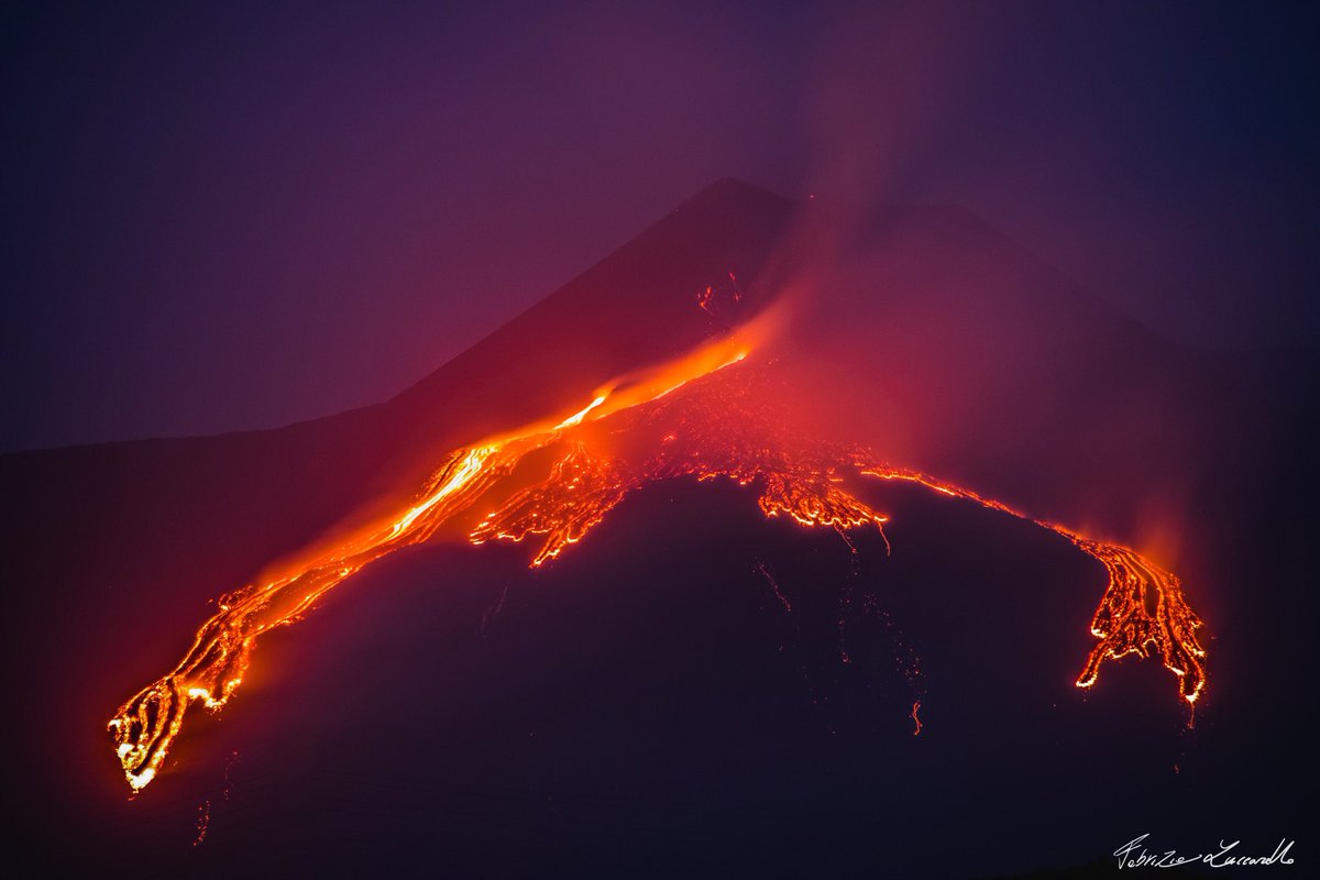 #Etna - 23 Giugno 2021 | Un “caloroso abbraccio” a tutti! La fessura eruttiva sul fianco orientale del cratere di sudest!🌋#sicily #volcanoes #eruption #eruzione #sicilia 
©️Photo Credit: Fabrizio Zuccarello (facebook.com/FabryZuc/)