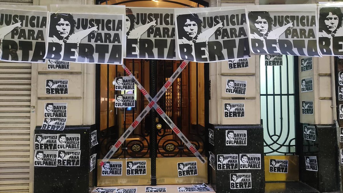 #Argentina 📍Diversas organizaciones feministas se apersonaron frente a la  Embajada hondureño en Buenos Aires, para exigir #Justicia en el juicio que se desarrolla contra David Castillo, señalado como co-autor en el asesinato de #BertaCáceres🌿

📸  @movca2m
