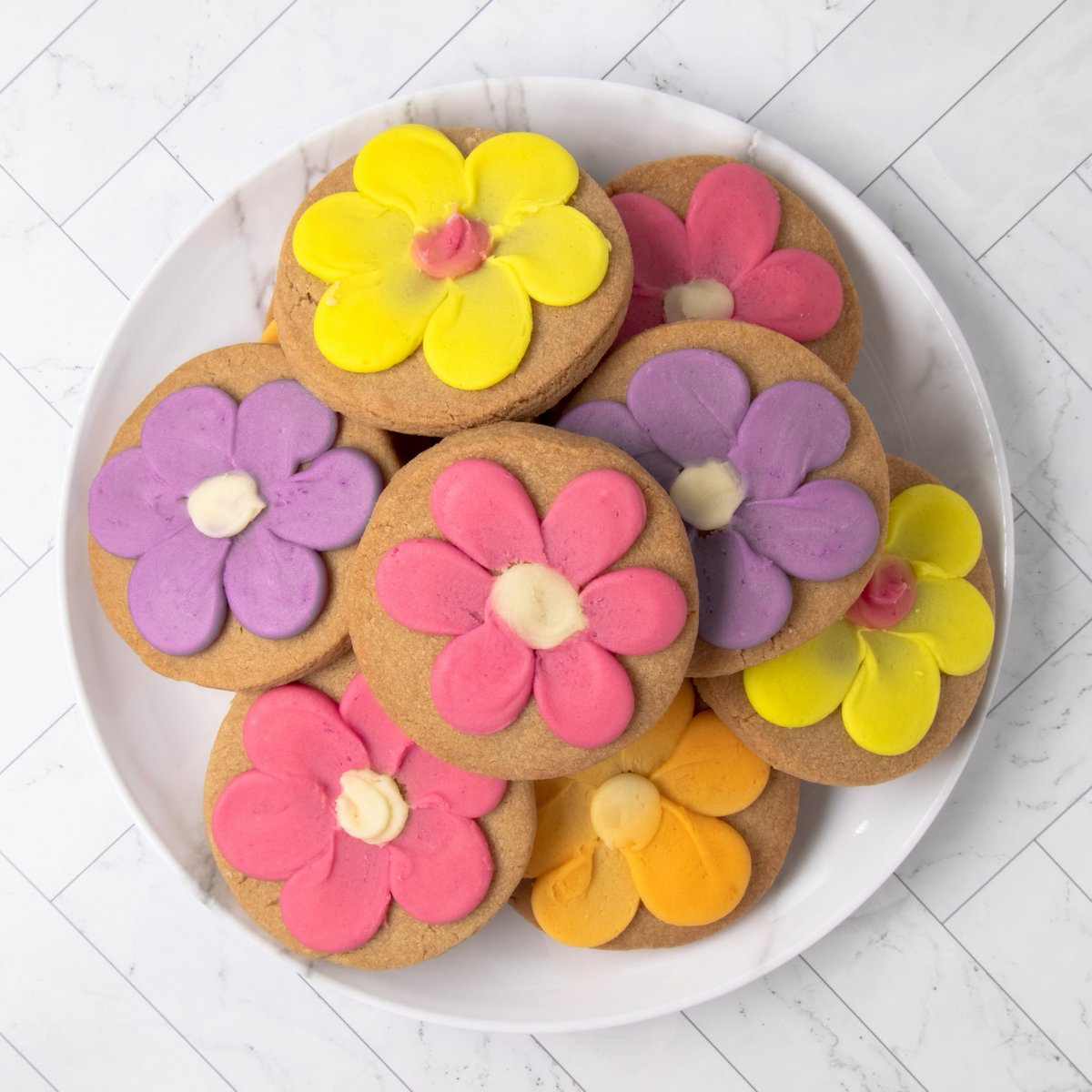 Who wants a flower cookie? 🙋‍♀️ These are made with real butter, are each hand frosted, and have no artificial colors in them! You and your taste buds deserve the best! 😋