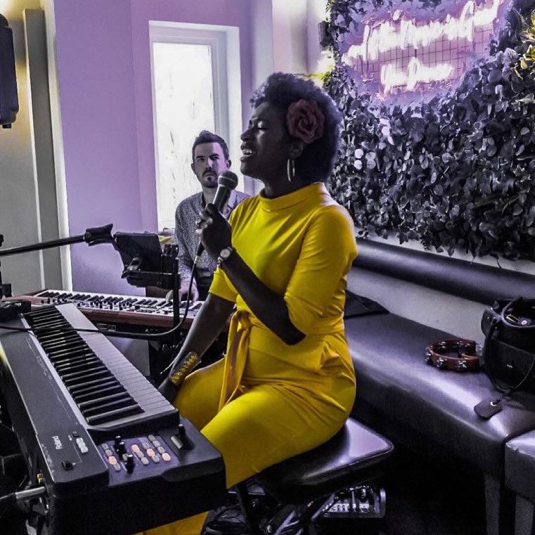 BluesandSoul's tweet photo. Tonight we are being entertained at new soul night venue Cafe G East Dulwich by lead singer of the internationally acclaimed UK jazz/funk band @Incognito_world in late 2008 🎤 Vanessa Haynes 💥
#cafeg #soulmusic #jazzmusic https://t.co/0UvVMR0EIM